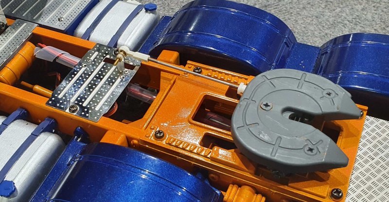 Fifth wheel servo and mount