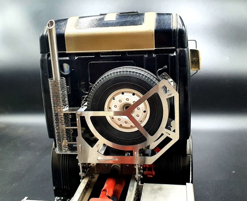 SP - Spare Wheel Rack with the Exhaust